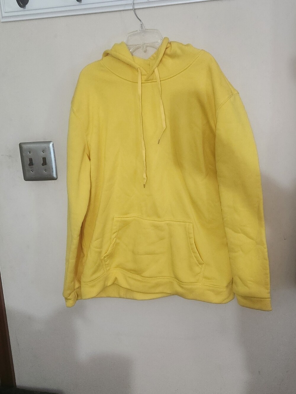 🎉 Bright Yellow Sweatshirt